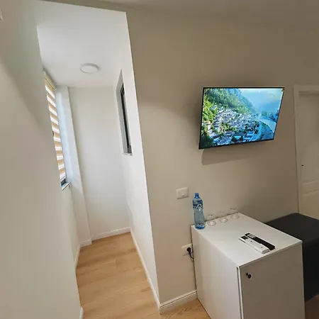 Clinton Herberg Tirana