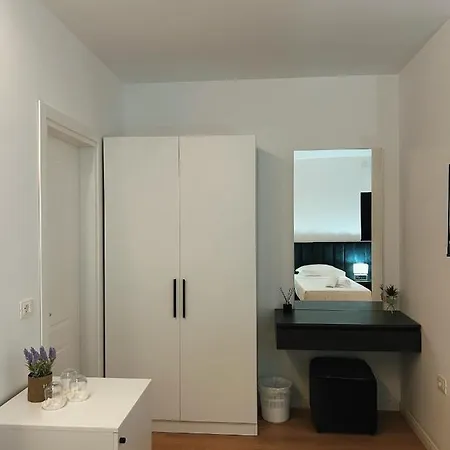 Clinton Penzion Tirana