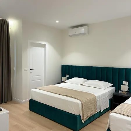 Clinton * ティラナ