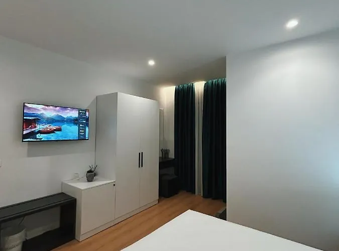 Clinton * ティラナ