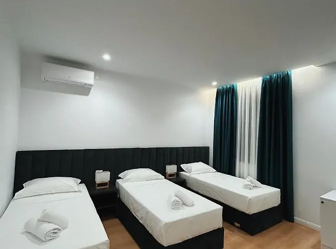 Clinton ティラナ