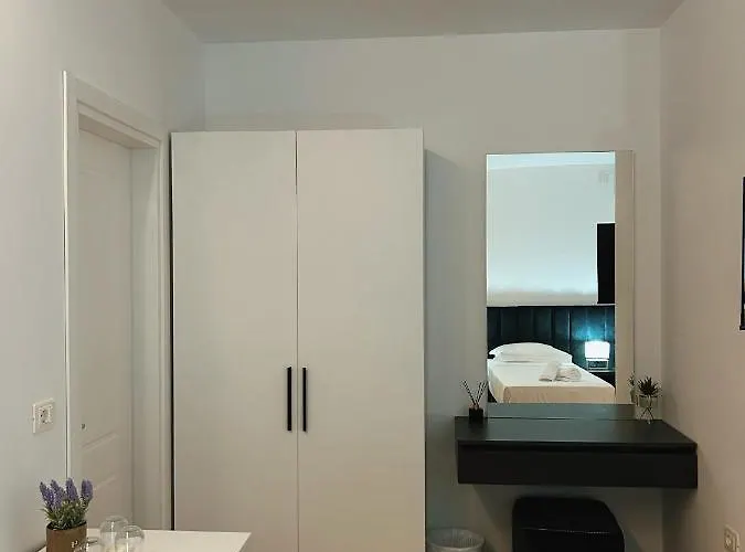 Clinton イン ティラナ