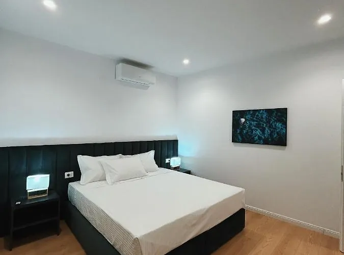 Clinton * ティラナ