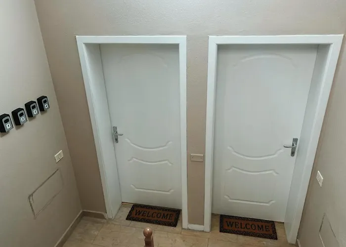 Clinton * ティラナ