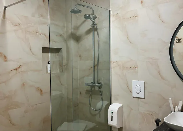 Clinton ティラナ