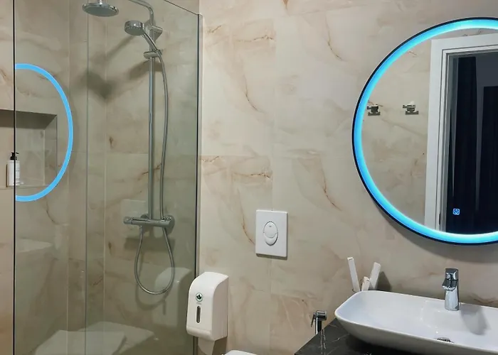 Clinton ティラナ