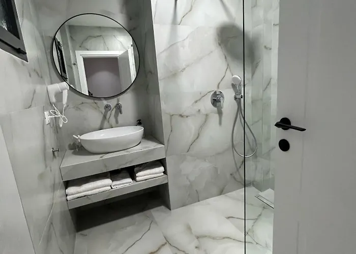 Clinton * ティラナ