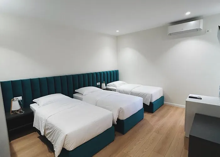 Clinton * ティラナ