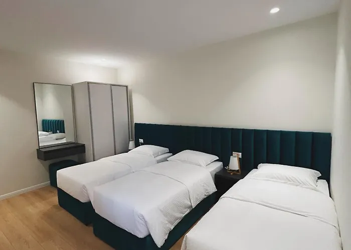 Clinton ティラナ