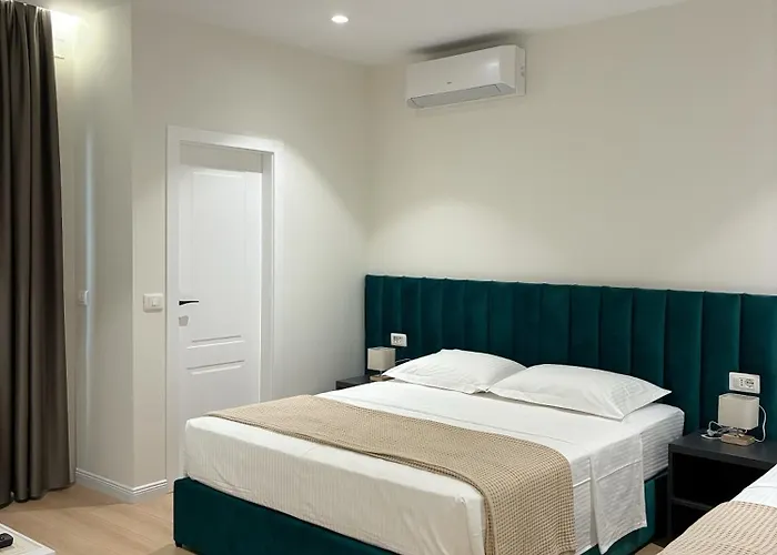 Clinton * ティラナ