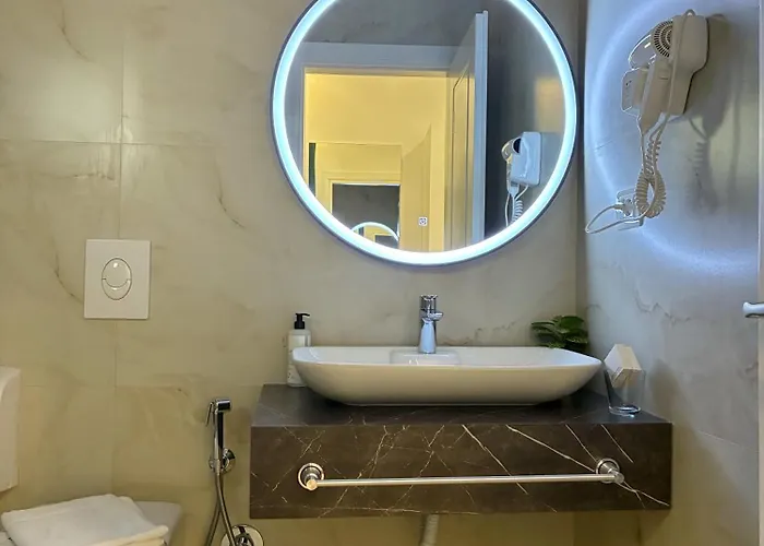 イン Clinton ティラナ